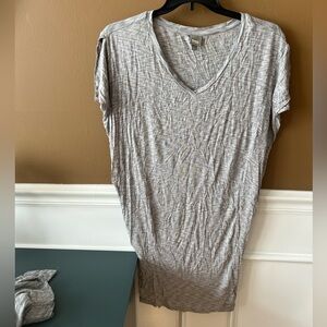 Bench. Women’s Short Sleeve Gray V-Neck T-Shirt Size M Cold Shoulder
